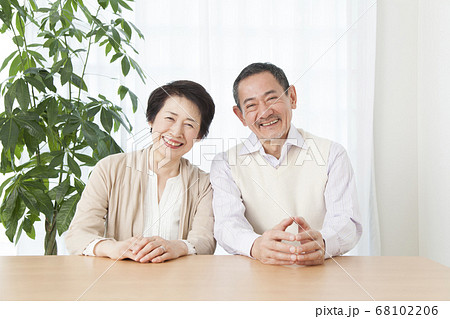 笑顔のシニア夫婦 68102206