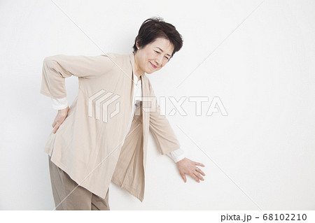 腰痛のシニア女性 68102210