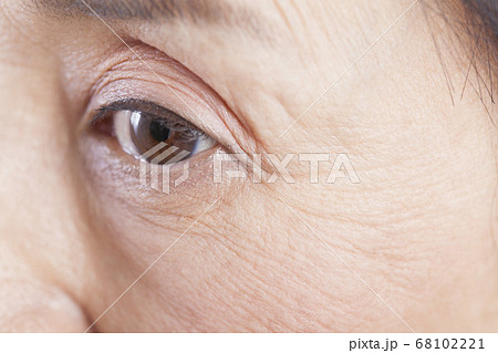 シニア女性の目元 68102221