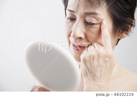 肌に悩むシニア女性 68102229