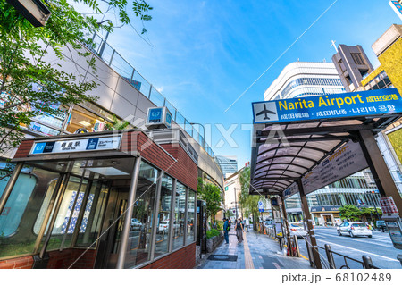 日本の東京都市景観　銀座駅・エレベーターなどを望む（その先に銀恋の碑） 68102489