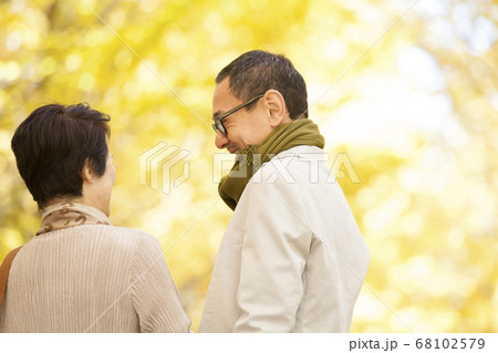旅行をするシニア夫婦 旅行をするシニア夫婦 68102579