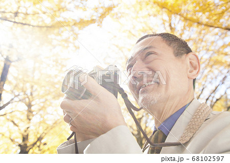写真撮影するシニア男性 68102597