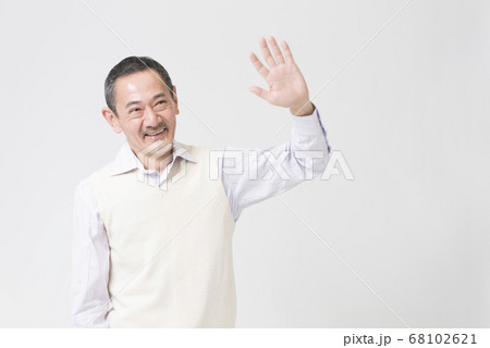 手を振るシニア男性 68102621