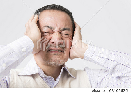 耳鳴りがするシニア男性 68102626
