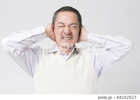 耳鳴りがするシニア男性 68102627
