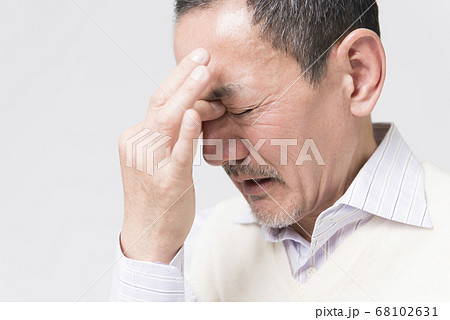 眼が痛いシニア男性 68102631