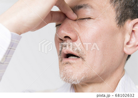 眼が痛いシニア男性 68102632