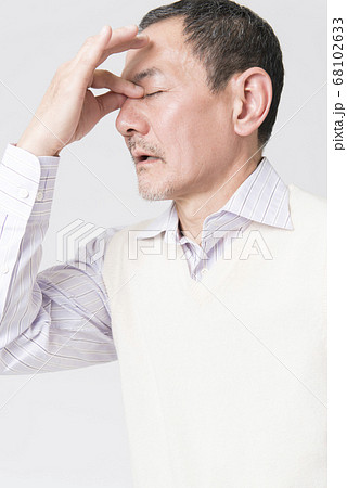 眼が痛いシニア男性 68102633