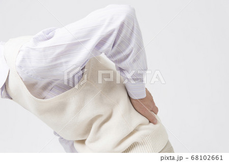 腰痛のシニア男性 68102661
