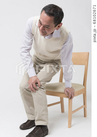 関節痛のシニア男性 関節痛のシニア男性 68102671