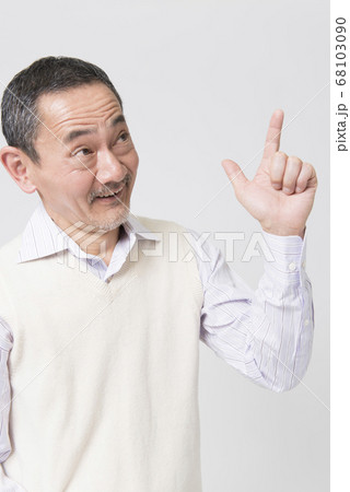閃くシニア男性 68103090