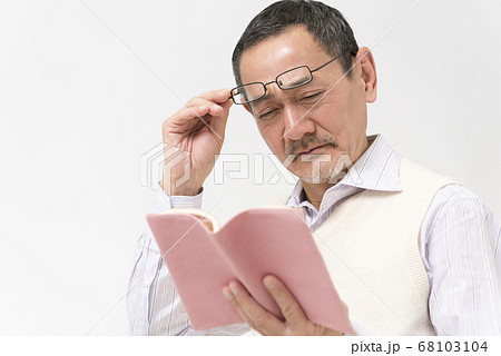 本を読むシニア男性 68103104