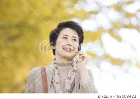 野外で電話するシニア女性 野外で電話するシニア女性 68103422