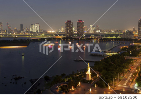 自由の女神が見えるお台場の夜景	 68103500