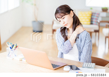 リビングでテレワークをする若い女性。 リビングでテレワークをする若い女性。 68103884