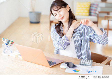 リビングでテレワークをする若い女性。 リビングでテレワークをする若い女性。 68103888