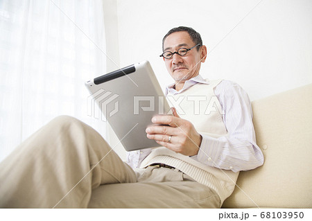 タブレットPCを見るシニア男性 タブレットPCを見るシニア男性 68103950