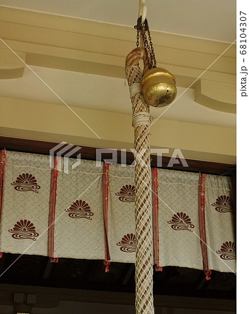 本坪鈴 ほんつぼすず 鉄鈴 大型 鈴 重量 縁起物 インテリア 錆有 2kg前後 神社のガラガラ本坪鈴（ほんつぼすず）の写真素材 [68104307] - PIXTA
