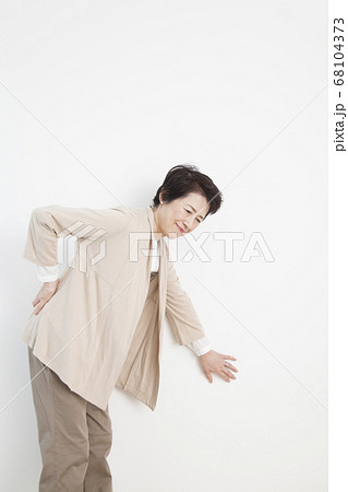 腰痛のシニア女性 68104373