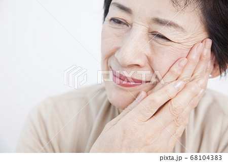 虫歯のシニア女性 68104383
