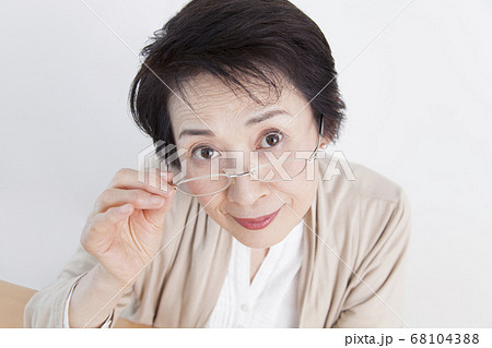 老眼鏡のシニア女性 老眼鏡のシニア女性 68104388