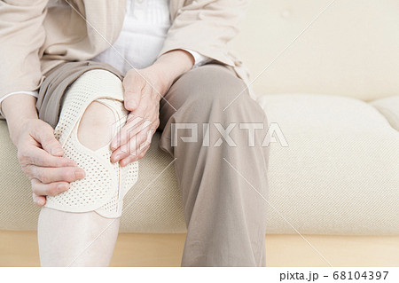 膝痛のシニア女性 68104397
