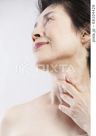 シニア女性の首元 68104426