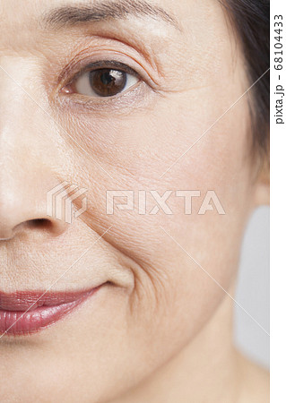 シニア女性の目元 68104433