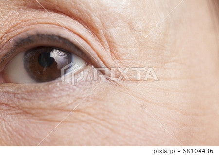 シニア女性の目元 68104436