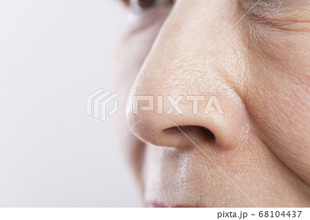 シニア女性の鼻の写真素材