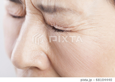シニア女性の目元 68104440