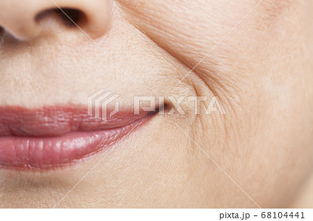 シニア女性の口元 68104441