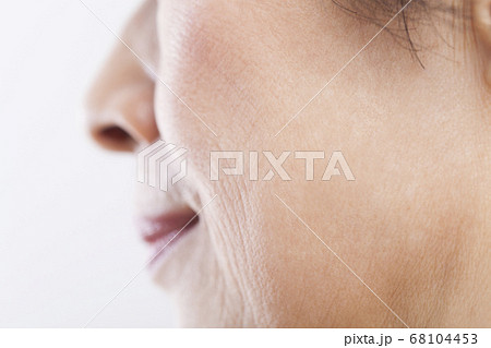 シニア女性の肌 68104453
