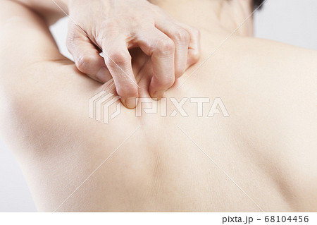 背中を掻くシニア女性 背中を掻くシニア女性 68104456