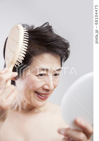 髪の毛をとかすシニア女性 68104475