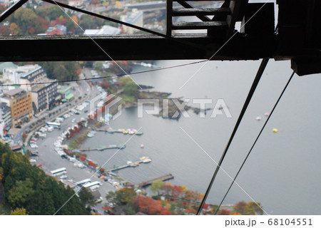 紅葉し始めた河口湖周辺を見下ろすロープウェイ乗り場 紅葉し始めた河口湖周辺を見下ろすロープウェイ乗り場 68104551