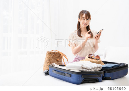 小旅行の準備をする若い女性 68105040