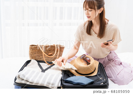 小旅行の準備をする若い女性 小旅行の準備をする若い女性 68105050