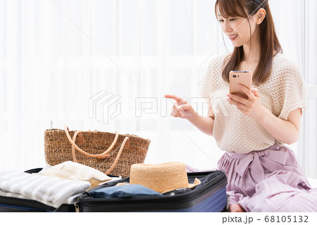 小旅行の準備をする若い女性 68105132