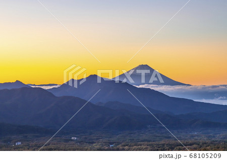 美し森から眺める夜明けの富士山、山梨県北杜市清里高原にて 美し森から眺める夜明けの富士山、山梨県北杜市清里高原にて 68105209