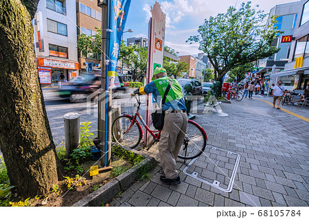 日本の東京都市景観　東急電鉄　桜新町駅（西口）前で活動する放置自転車整理誘導員＝8月2日 68105784