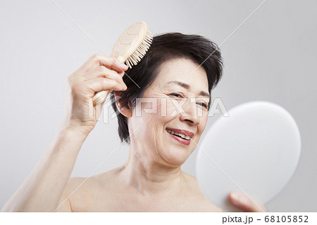 髪の毛をとかすシニア女性 68105852