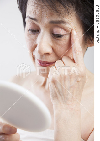 肌に悩むシニア女性 肌に悩むシニア女性 68105853