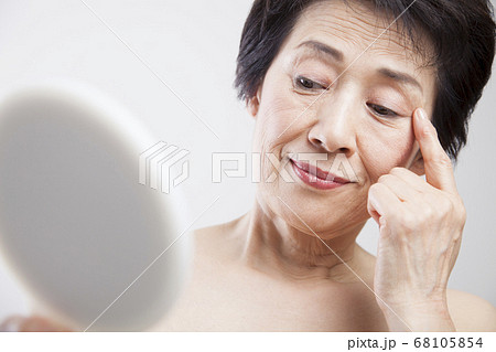 肌に悩むシニア女性 68105854