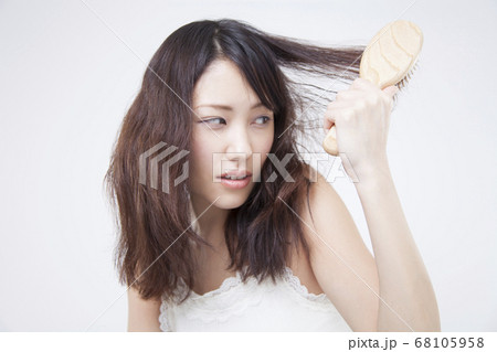 傷んだ髪の毛 68105958