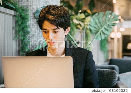 オフィスでで仕事をする若い男性 オフィスでで仕事をする若い男性 68106026