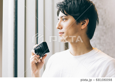 カメラを持つ男性 68106098