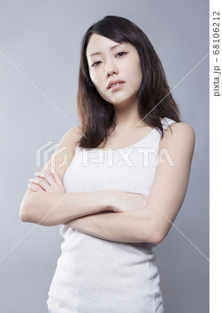 怒る女性 68106212
