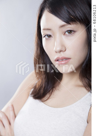 怒る女性 68106213
